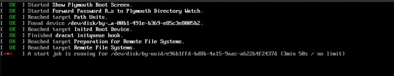 テキスト形式の起動ログに A start job is running for /dev/disk/by-uuid/… と表示され、待機時間が伸び続けている